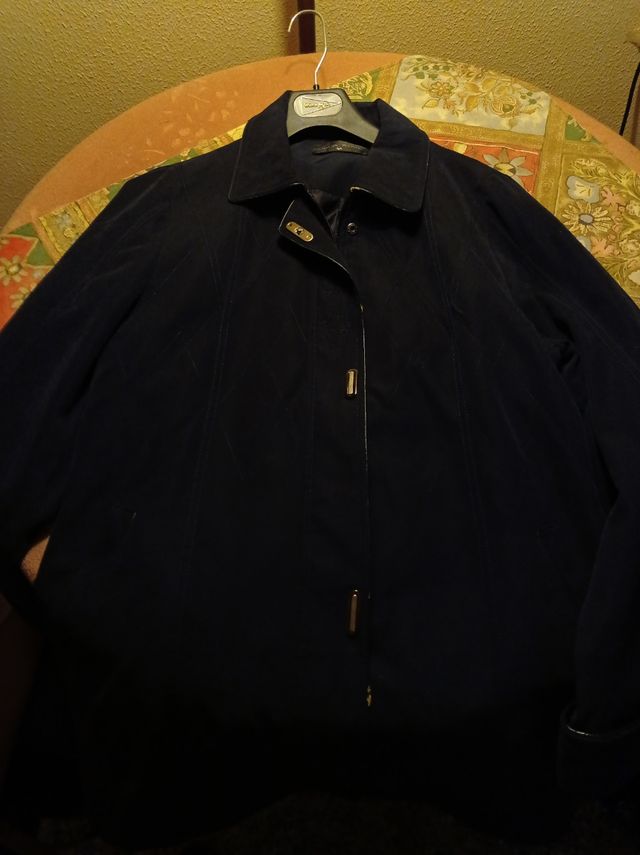 Chaqueta Azul Marino con Capucha