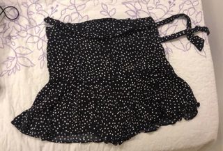 Falda\\/pantalón negra con lunares de segunda mano por 10 EUR en Madrid en  WALLAPOP