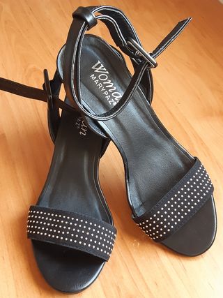 Sandalias tacón negras N°35 de segunda mano por 6 EUR en Humilladero en  WALLAPOP