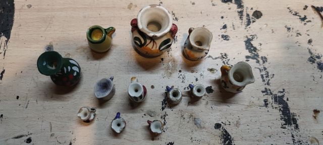 Collezione di brocche in porcellana in miniatura