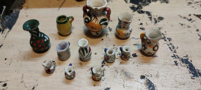 Collezione di brocche in porcellana in miniatura