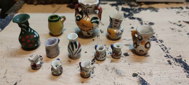 Collezione di brocche in porcellana in miniatura
