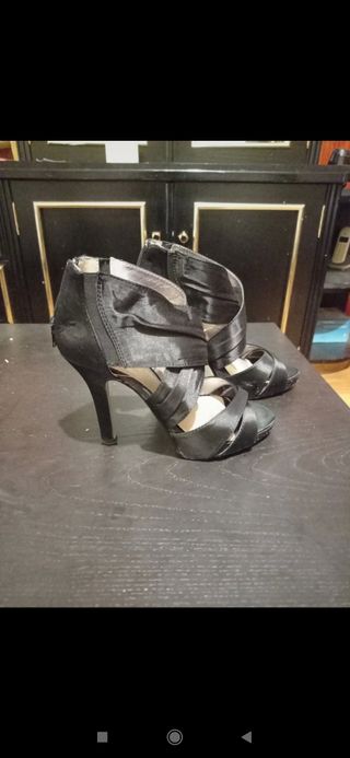 Sandalias tacón tiras negras de segunda mano por 7 EUR en Palencia en  WALLAPOP