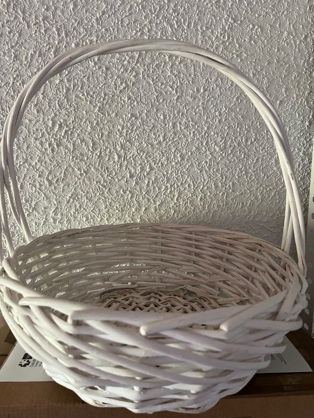 Cesta de mimbre blanco