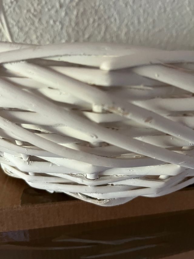 Cesta de mimbre blanco