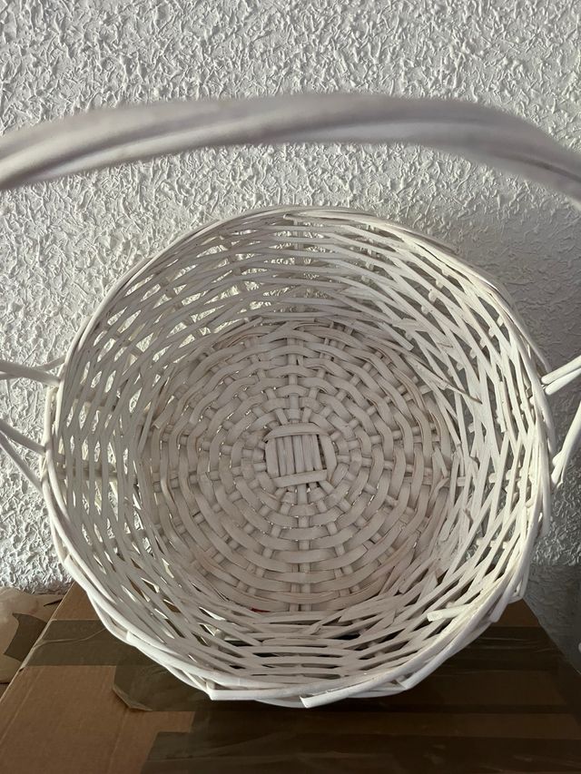 Cesta de mimbre blanco