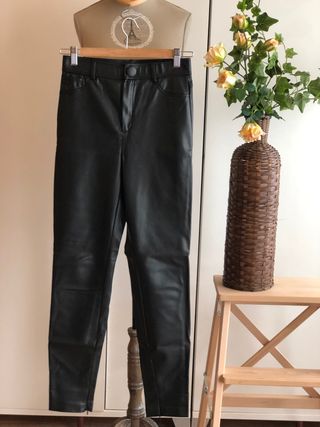 Pantalones polipiel Zara de segunda mano por 15 EUR en Collbató en WALLAPOP