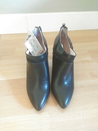 Botines negros tobilleros de segunda mano por 10 EUR en Valdefuentes en  WALLAPOP