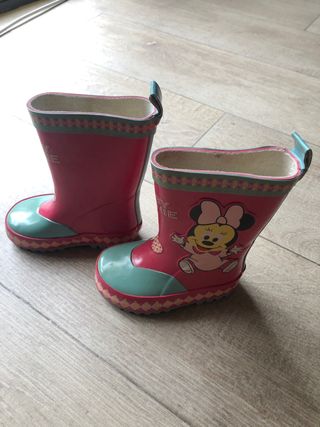 Botas d e agua niña talla 19 de segunda mano por 5 EUR en Alcalá de Henares  en WALLAPOP