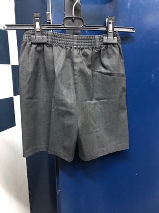 Bermuda uniforme Colegio color gris. Talla seis. de segunda mano por 5 EUR  en Madrid en WALLAPOP