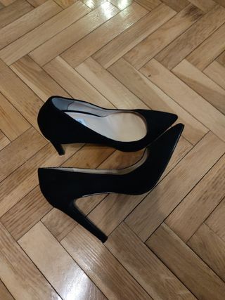 Zapatos tacón alto negros Fórmula joven 40 nuevos de segunda mano por 8 EUR  en Alcalá de Henares en WALLAPOP
