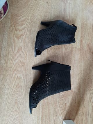 Botines verano negros calados con tacón. de segunda mano por 30 EUR en San  Fernando de Henares en WALLAPOP