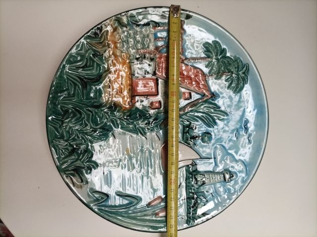 Piastra decorativa in rilievo dipinta a mano