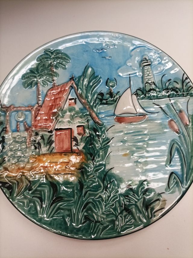 Piastra decorativa in rilievo dipinta a mano