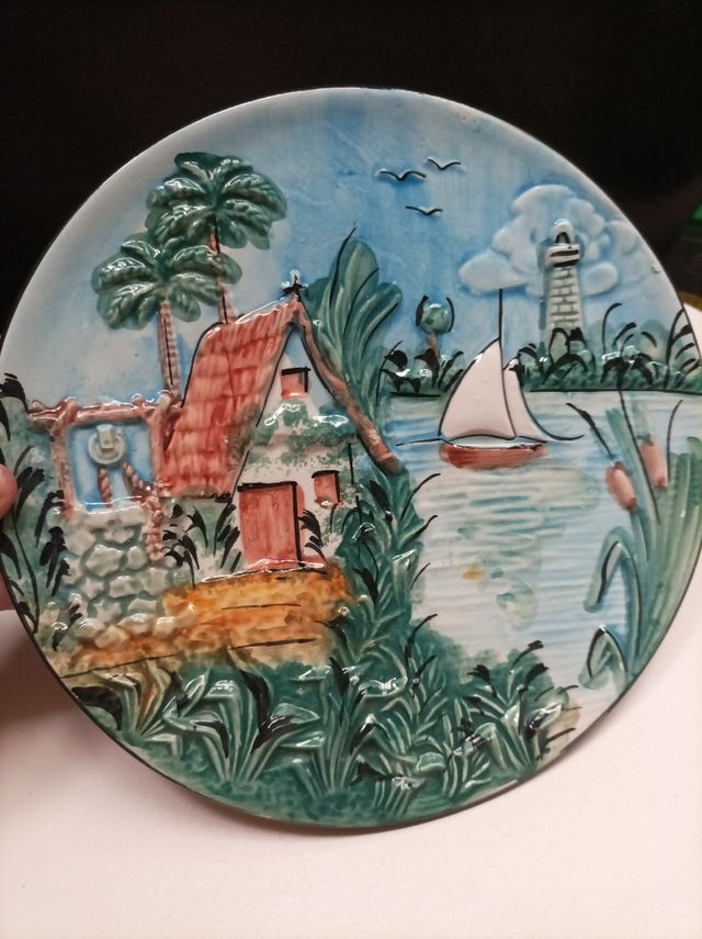 Piastra decorativa in rilievo dipinta a mano