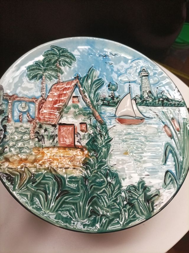Piastra decorativa in rilievo dipinta a mano