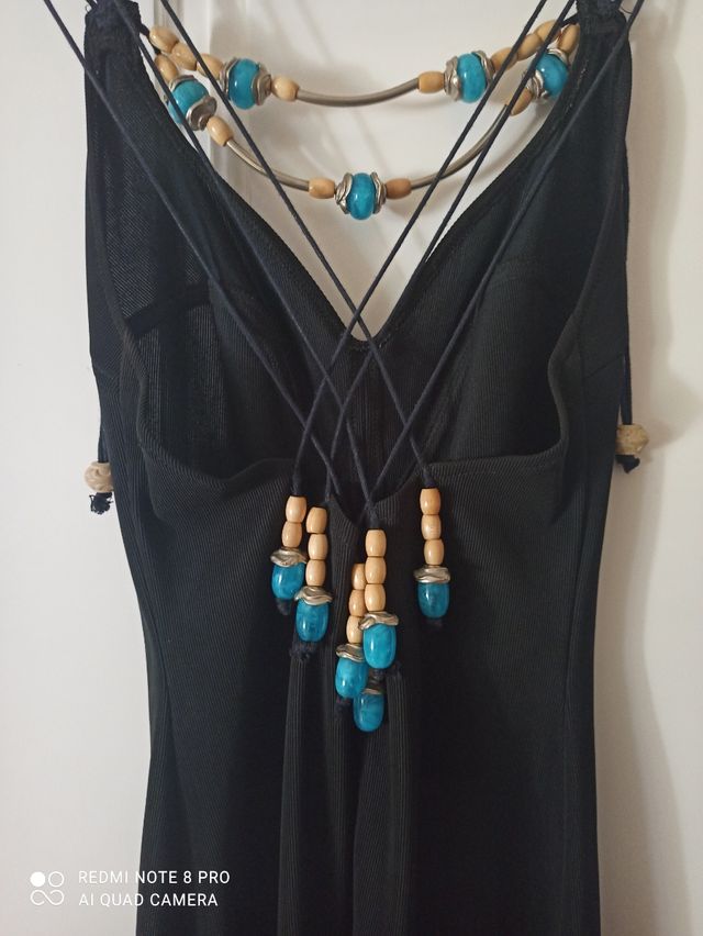 Vestido fiesta negro con collar incorporado