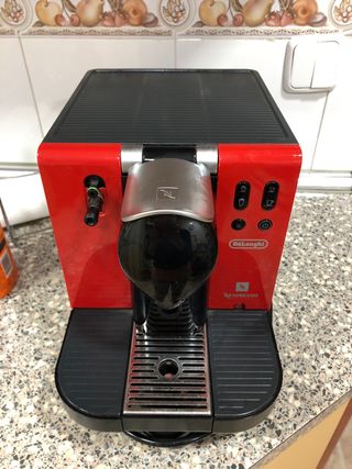 Cafetera nespresso de segunda mano por 70 EUR en Ciempozuelos en WALLAPOP