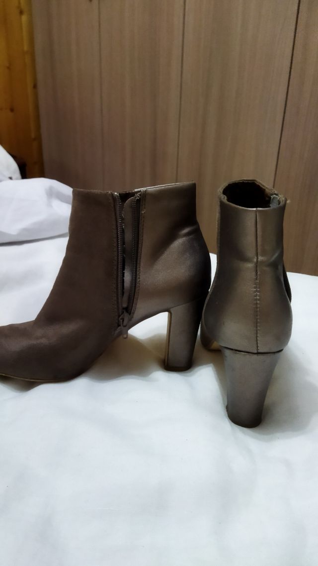 botines marrones. 39