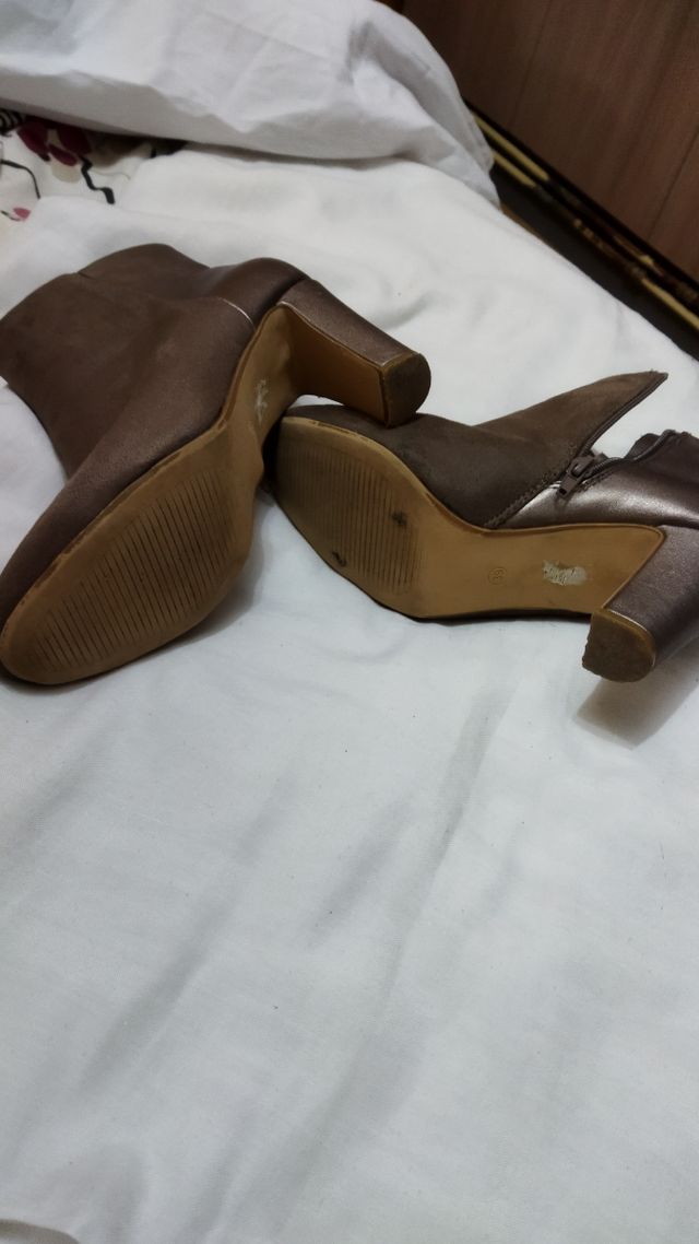 botines marrones. 39