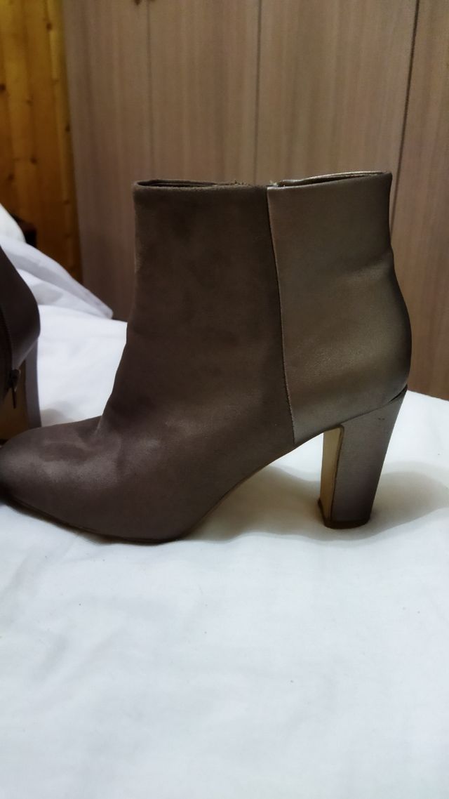 botines marrones. 39