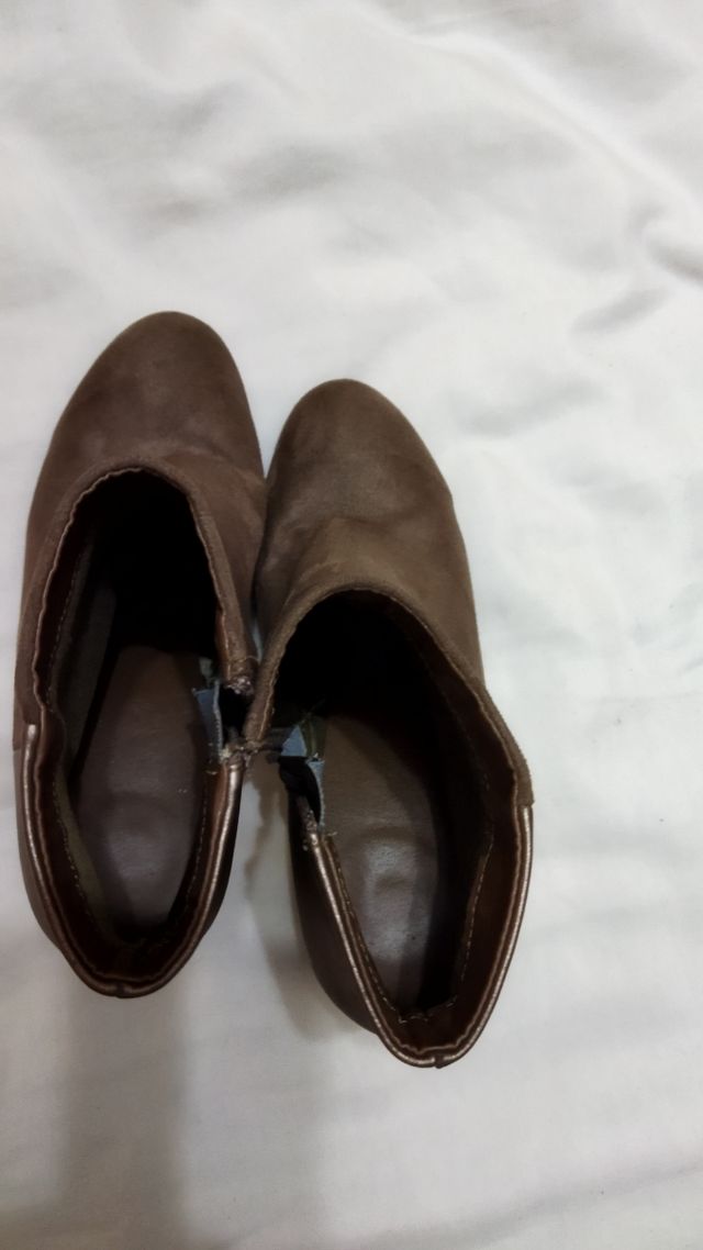 botines marrones. 39