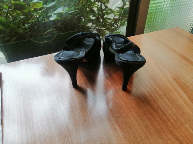 Sandalia en raso negro talla 37