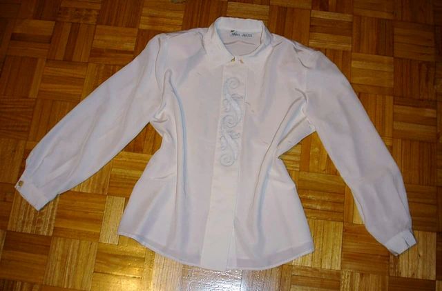 Blusa blanca bordada.