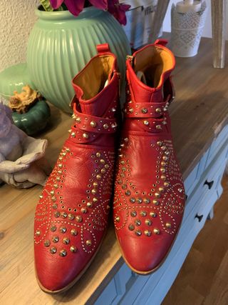 Botin tachuelas zara piel de segunda mano por 20 EUR en Zaragoza en WALLAPOP