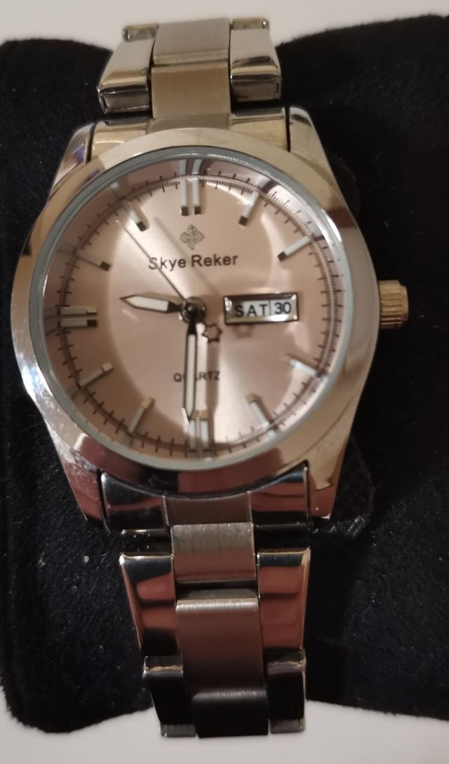 Reloj de mujer nuevo y con garantía.