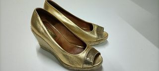 Sandalia de cuña de esparto dorada de segunda mano por 18 EUR en Alicante  en WALLAPOP