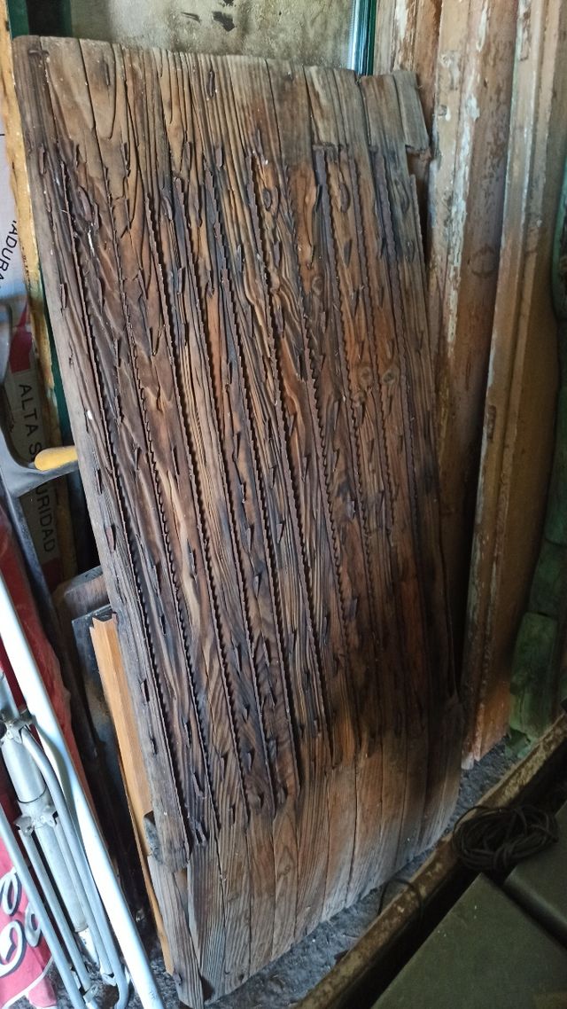 Puertas antiguas y trillo