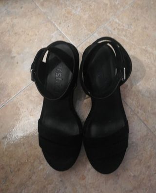 Sandalias negras tacón 38 Bershka de segunda mano por 13 EUR en Avilés en  WALLAPOP