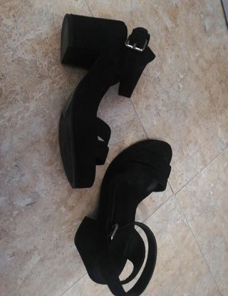 Sandalias negras tacón 38 Bershka de segunda mano por 13 EUR en Avilés en  WALLAPOP