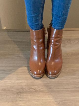 Botines en piel color camel tacón ancho de segunda mano por 12 EUR en Las  Rozas de Madrid en WALLAPOP