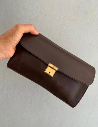 LOEWE POCHETTE CLUTCH HOMBRE MUJER PIEL MARRÓN de segunda mano por 58 EUR  en Barcelona en WALLAPOP