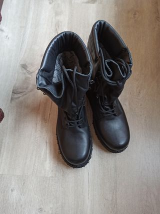 Botas militares de piel .Nuevas.Talla 44 de segunda mano por 44 EUR en  Zaragoza en WALLAPOP