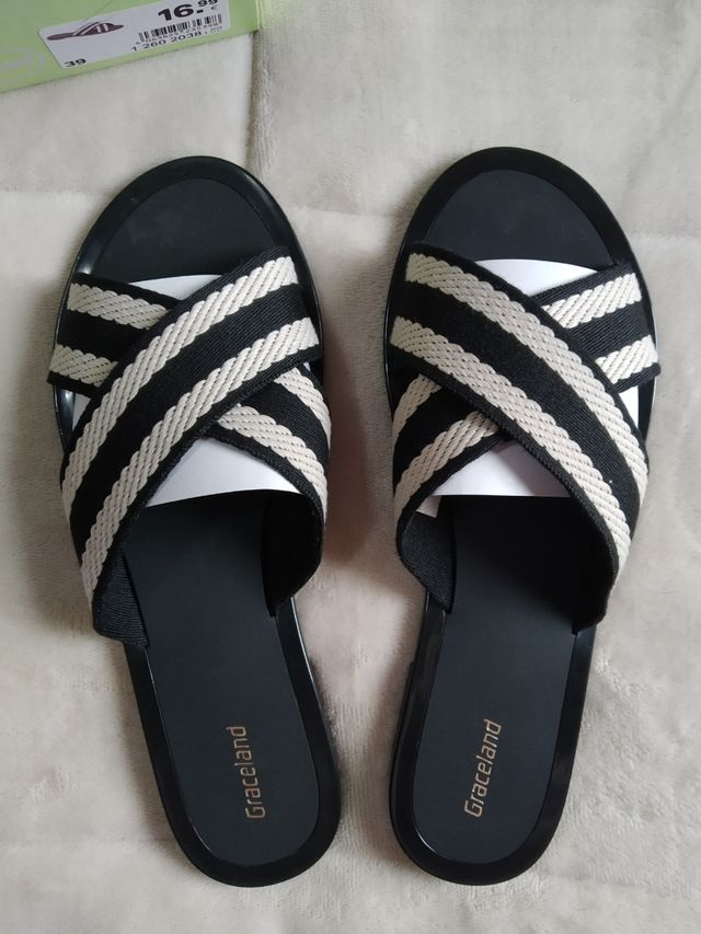 Sandalias planas (con etiqueta)