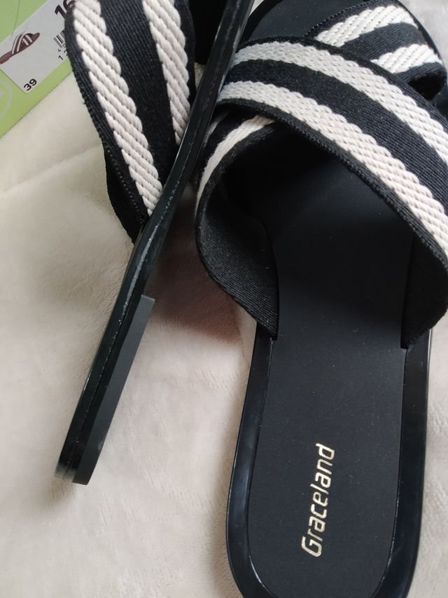 Sandalias planas (con etiqueta)