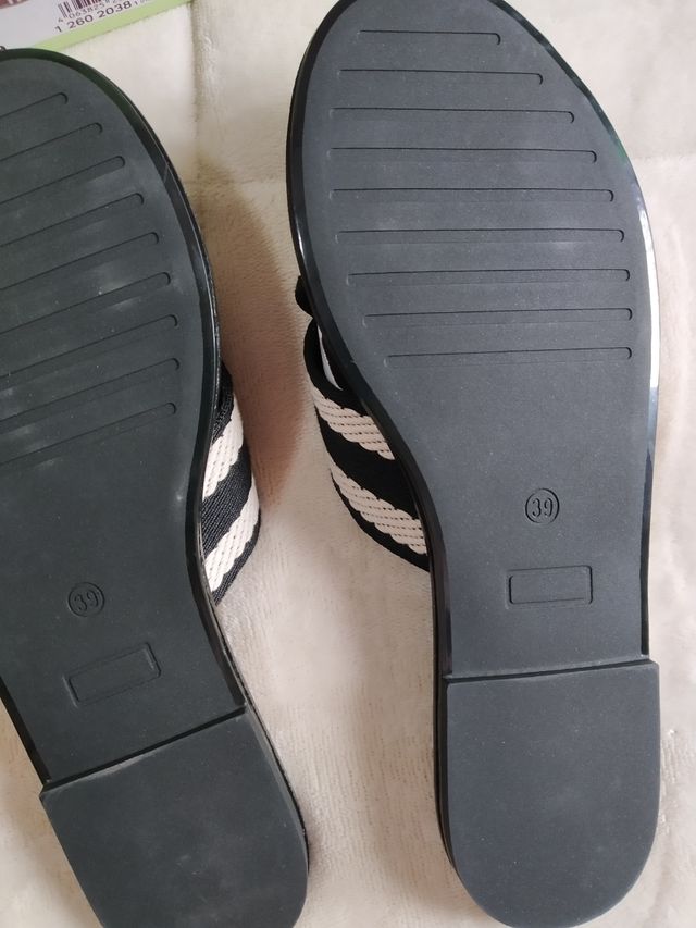 Sandalias planas (con etiqueta)