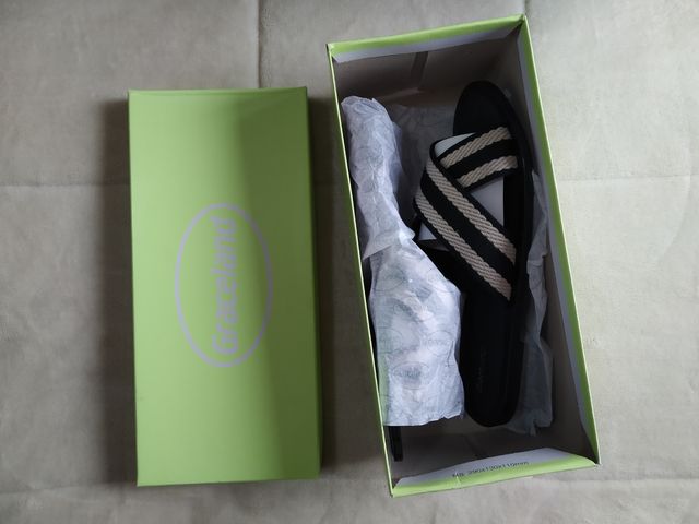 Sandalias planas (con etiqueta)