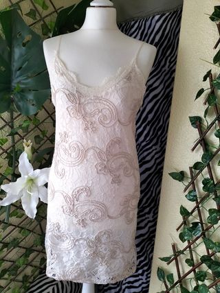 Vestido encaje beige de Zara t.M de segunda mano por 26 EUR en Espinardo en  WALLAPOP