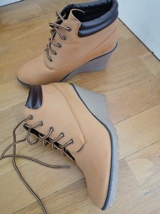 Botines cuña alta de segunda mano por 7 EUR en Madrid en WALLAPOP