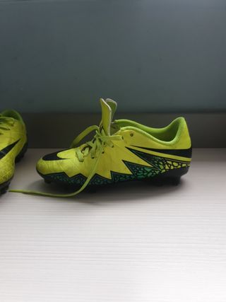 Botas fútbol taco goma Numero 33 de segunda mano por 10 EUR en Badajoz en  WALLAPOP