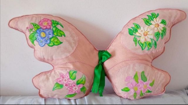 Cojin artesanal mariposa.