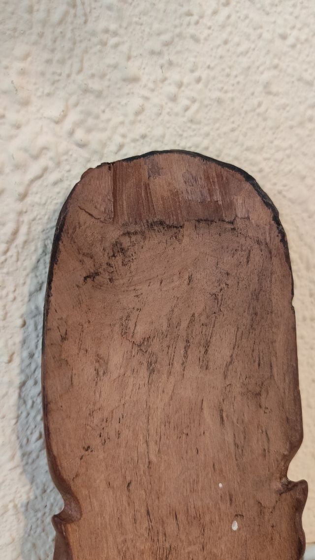 ANTIGUA Y PEQUEÑA MÁSCARA AFRICANA TALLADA A MANO