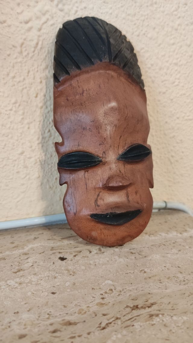 ANTIGUA Y PEQUEÑA MÁSCARA AFRICANA TALLADA A MANO