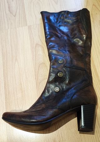 Botas altas piel marron talla 38 de segunda mano por 28 EUR en Barcelona en  WALLAPOP