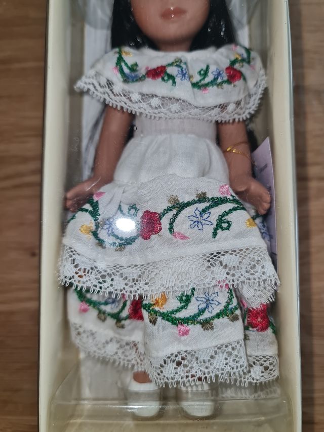Muñeca mejicana de porcelana.