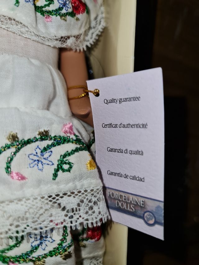 Muñeca mejicana de porcelana.